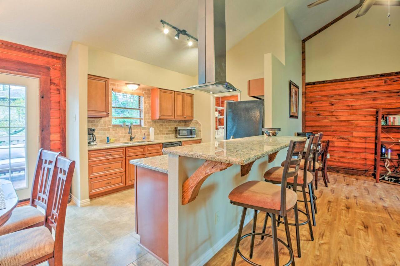 Spacious Kemah Clear Lake Home With Porch And Fire Pit Екстер'єр фото